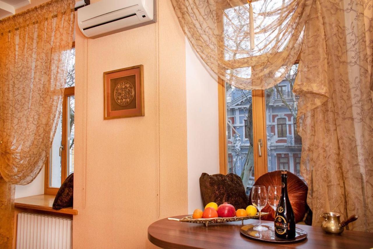 Mini-Hotel In The Very Heart Of Odessa Ngoại thất bức ảnh